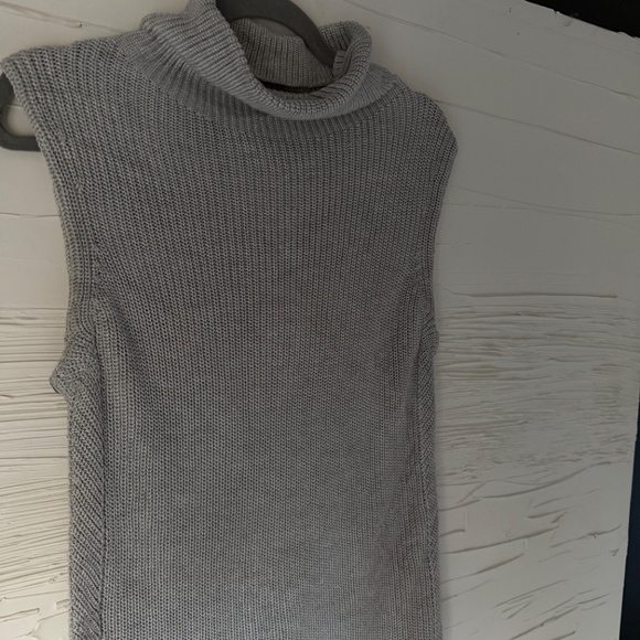 Aritzia | Babaton Silk Blend Sleeveless Turtleneck | Size XS (Relaxed Fit) - Picture 5 of 9